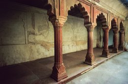 Agra;-Agra-Fort;-Architecture;-Capitals;-Faded-decoration;-Gallery;-India;-Kaleidos;-Kaleidos-images;-La-parole-à-limage;-Lal-Qila;-Mughal;-Multifoil-arches;-Pillars;-Plaster;-Red-sandstone;-Stories-Pictures;-Tarek-Charara;-UNESCO;-Uttar-Pradesh;-World-Heritage